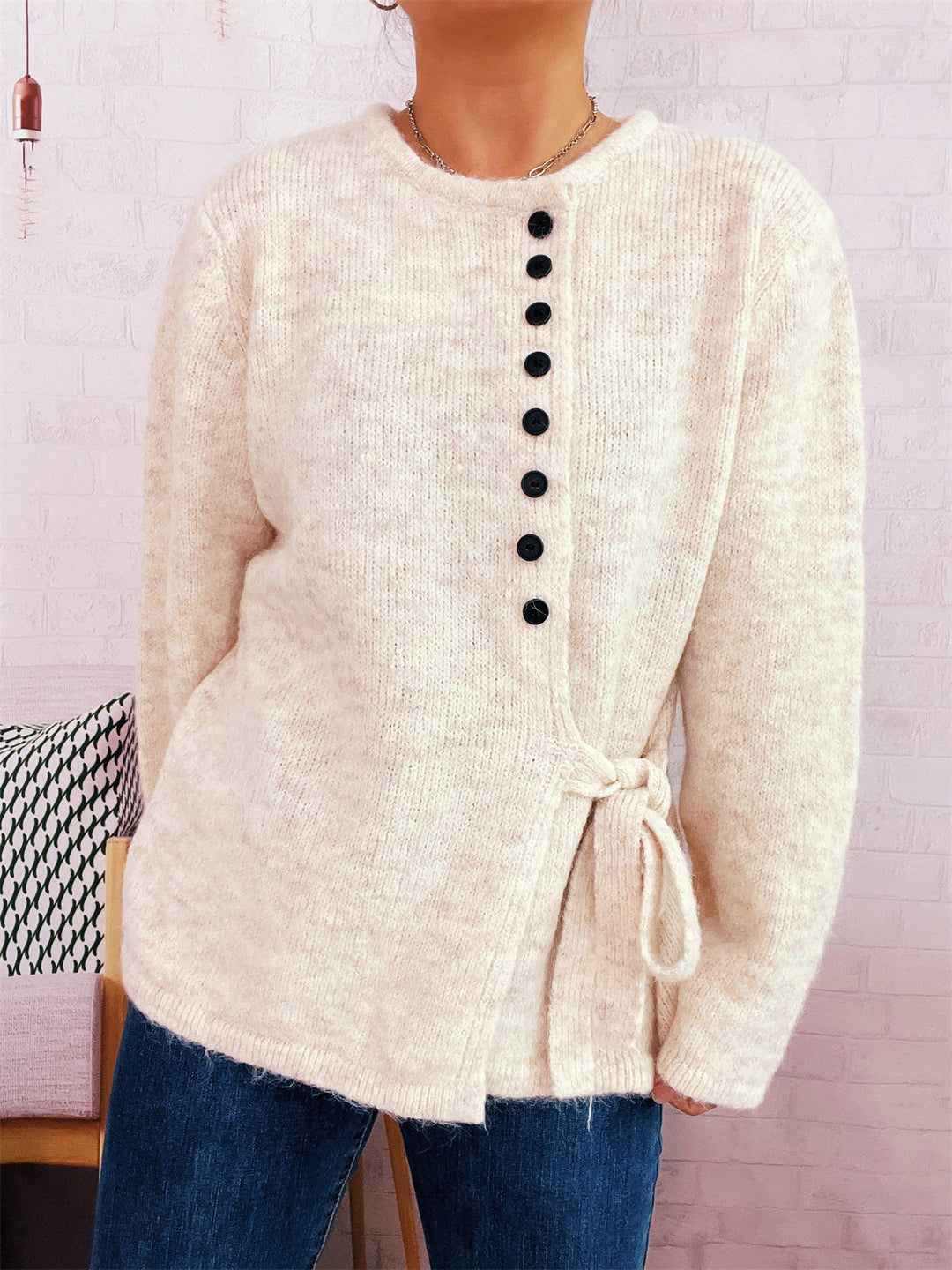 Damen verspielter Strickpullover mit seitlichem Knoten und Knopfdetail Drune