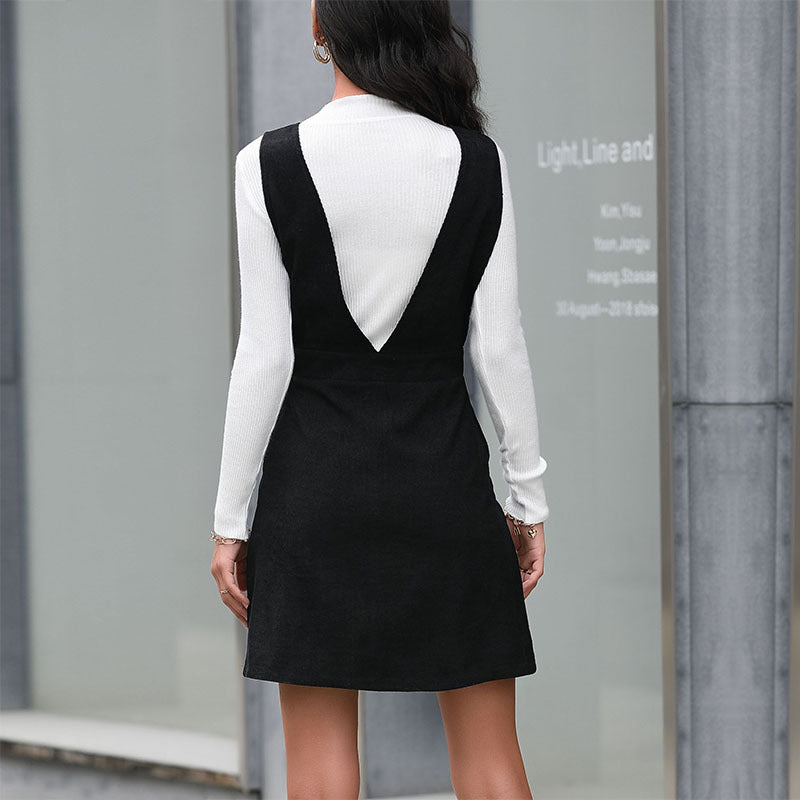 Damen Latzkleid mit tiefem V-Ausschnitt und praktischen Knöpfen Drune