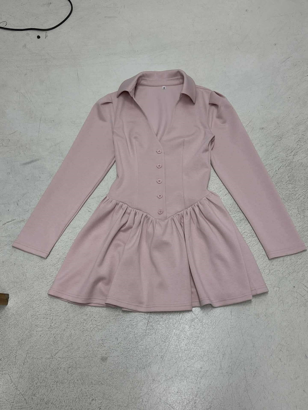 Damen Tailliertes Hemdkleid mit Korsagennaht, Knopfleiste und gerafftem Volantrock Drune