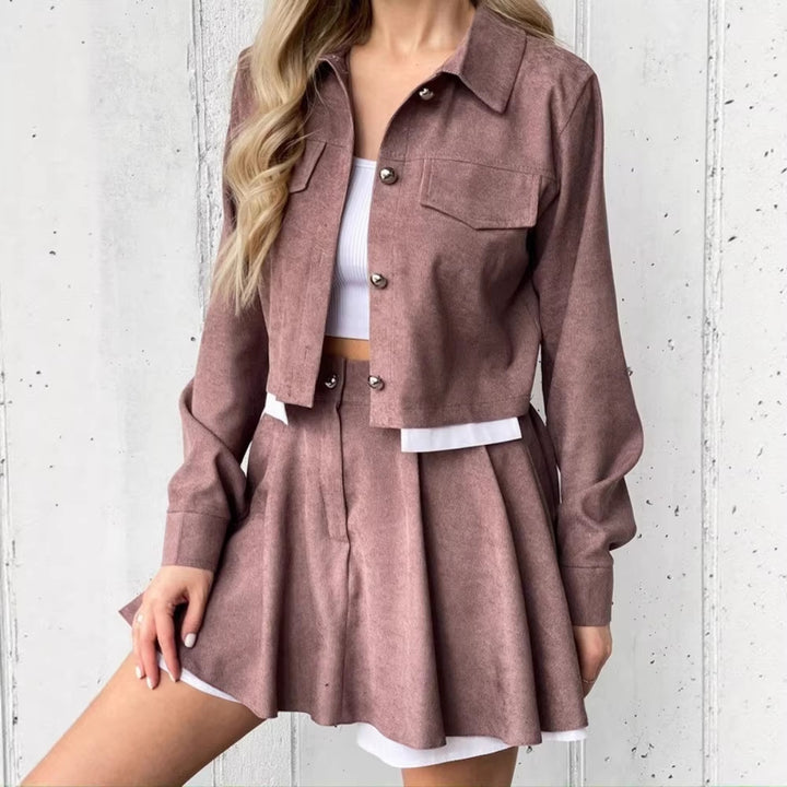 Damen kurzes Cordjacken- und Faltenrock-Set mit taillenhohem Faltenrock und cropped Hemdjacke Drune