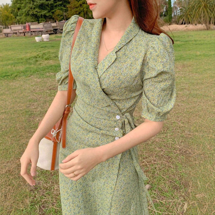 Damen Wickelkleid mit charmanten Puffärmeln und eleganten Knopfdetails Drune