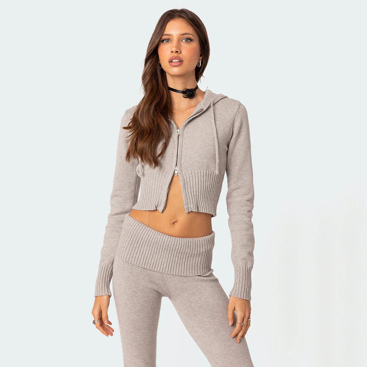 Damen komfortabler Strickanzug mit cropped Hoodie und weit geschnittenen Hosen Drune