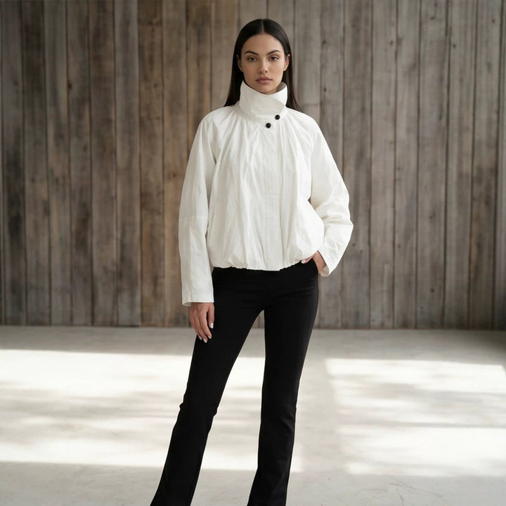 Damen Kurzjacke mit hohem Stehkragen, geraffter Schulterpartie und elastischem Saum Drune