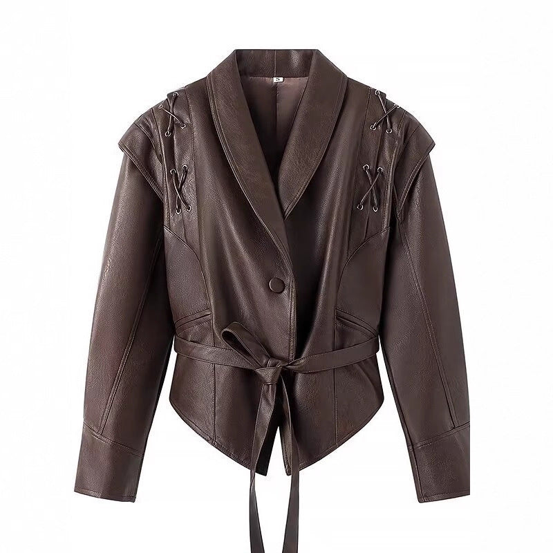Damen kurzgeschnittene Kunstlederjacke mit Schalkragen, Schnürdetails an Schultern und Taillengürtel Drune