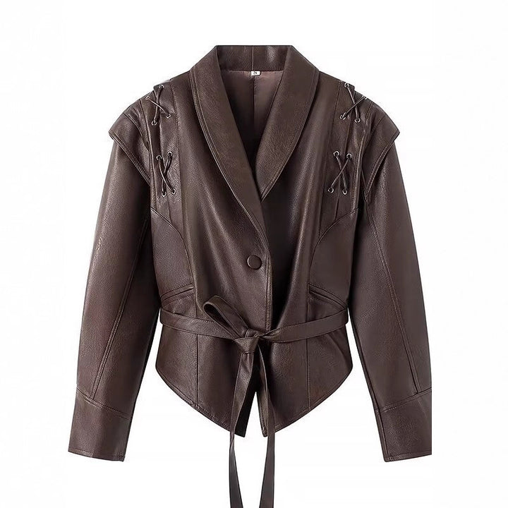 Damen kurzgeschnittene Kunstlederjacke mit Schalkragen, Schnürdetails an Schultern und Taillengürtel Drune