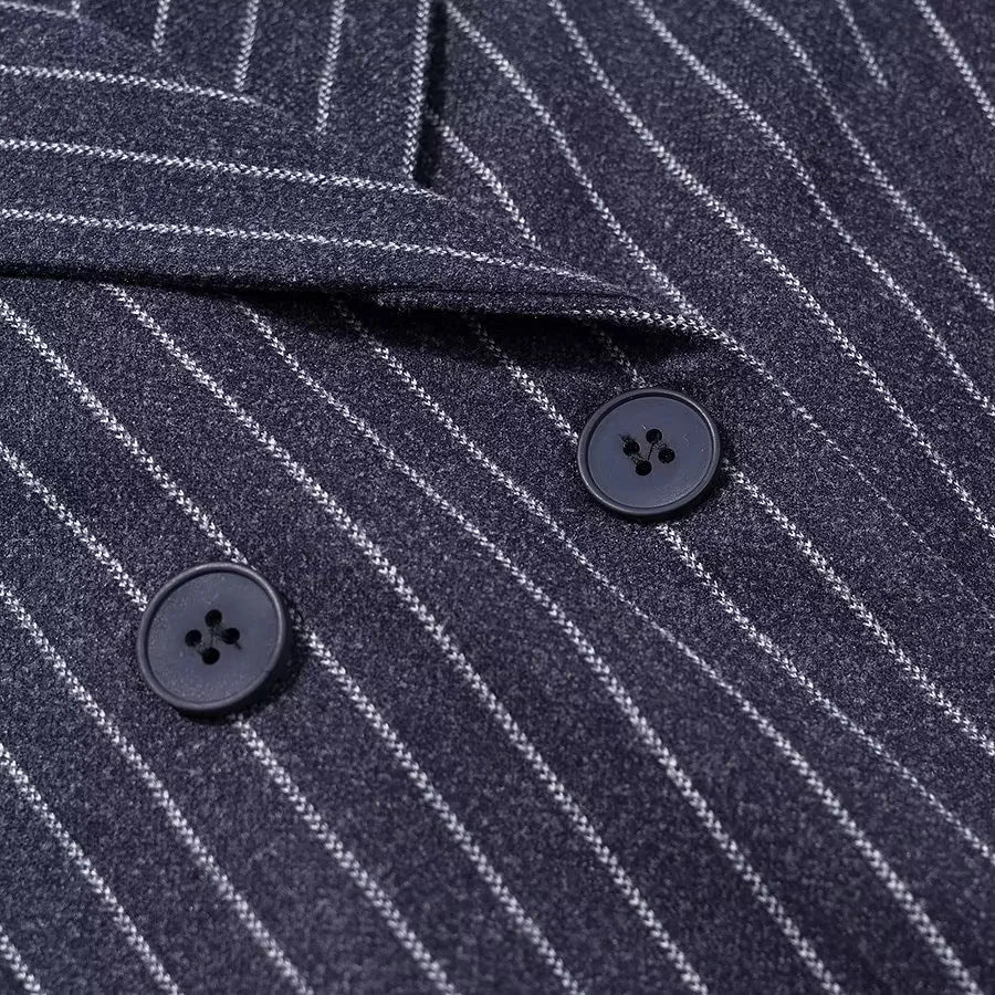 Damen nan eleganter langer Doppelreiher-Mantel mit Nadelstreifen, Schalkragen und Pattentaschen Drune