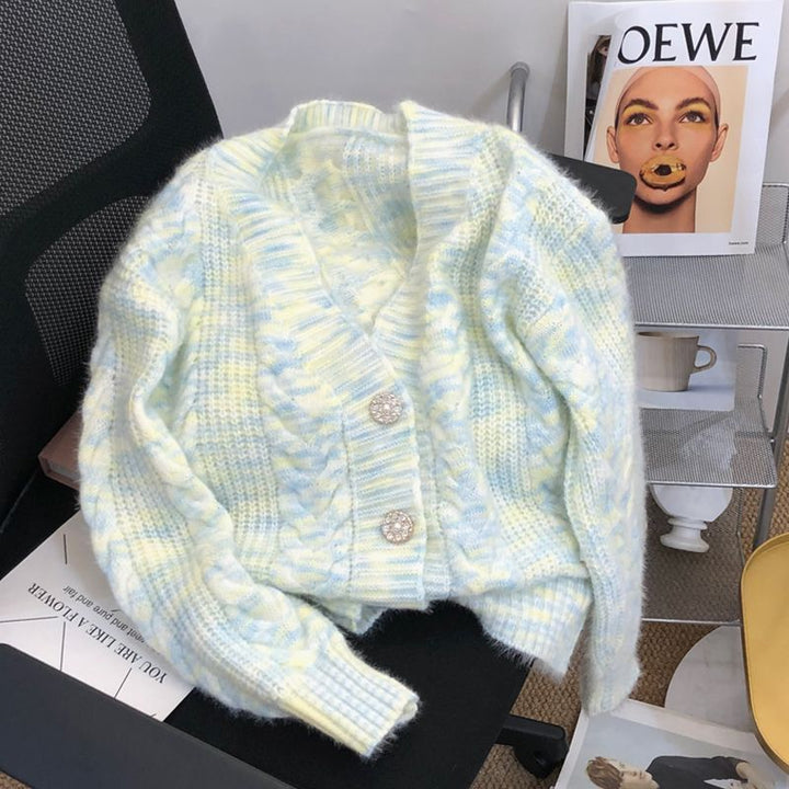 Damen kuschelige Strickjacke mit dekorativem Zopfmuster und edlen Knopfdetails Drune