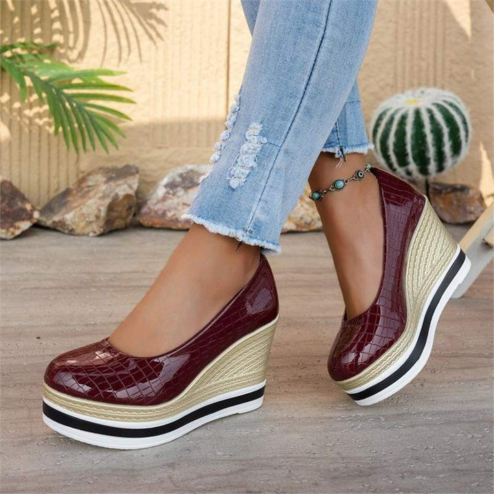 Damen Plateau-Keilpumps mit Bastkeil und Lack-Kroko-Optik Drune