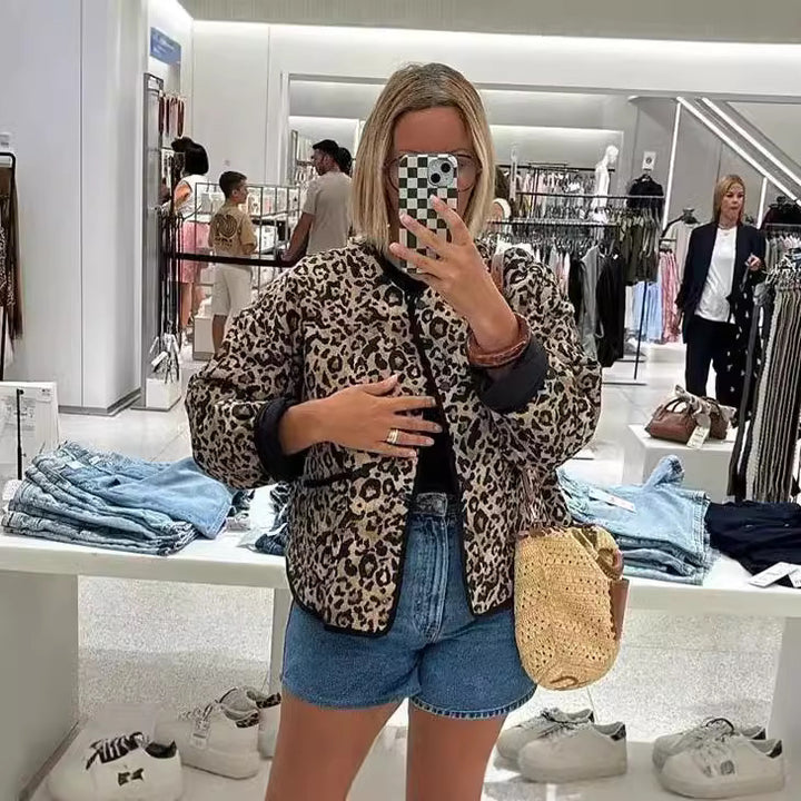 Damen 60+ gesteppte Kurzblousonjacke im Animalprint mit Rundhals und aufgesetzten Taschen Drune