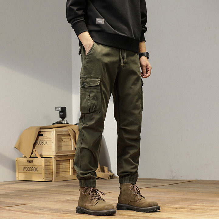Herren Tapered Cargo-Jogger aus robustem Twill mit Tunnelzugbund, aufgesetzten Klappentaschen und gerippten Knöcheln Drune