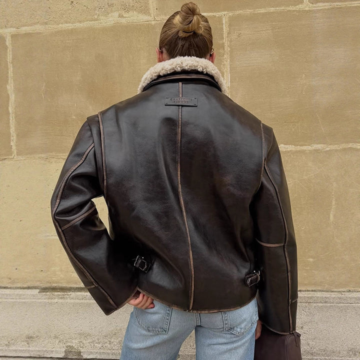 Damen Kurz geschnittene Lederimitat‑Fliegerjacke mit voluminösem Teddy‑Schalkragen und markanten Ziernähten Drune