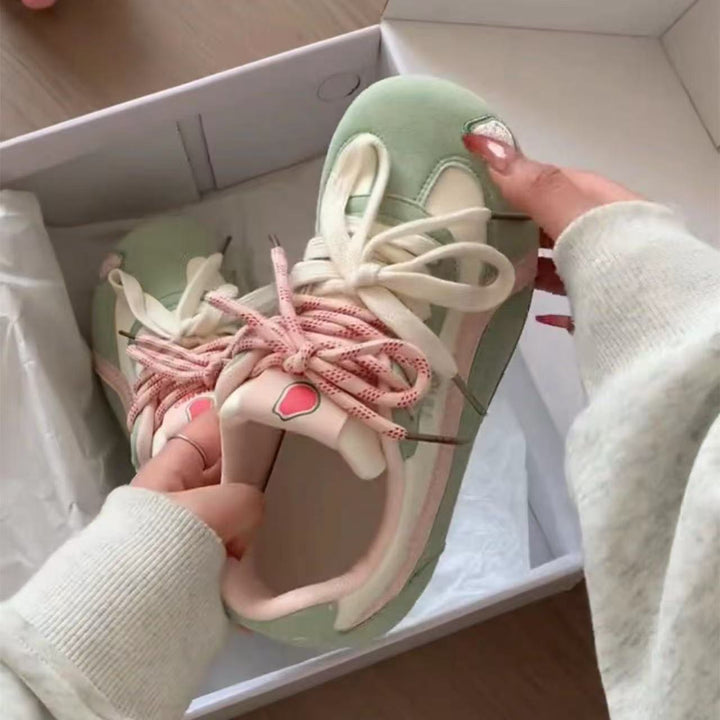 Damen Retro Pastell‑Sneaker mit Veloursoptik, gepolstertem Komfortfußbett und Herz‑Patch Drune