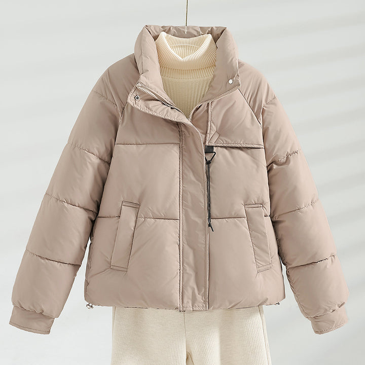 Damen nan kurze wattierte Boxy-Jacke mit hohem Stehkragen, Kordelbrustzug und schrägen Pattentaschen Drune
