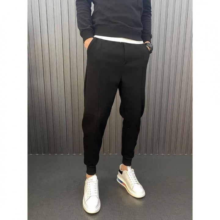 Herren Jogginghose mit tailliertem Tapered‑Schnitt, Bügelfalte und elastischen Bündchen Drune
