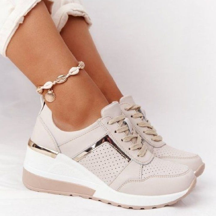 Damen Keil-Sneaker mit perforiertem Obermaterial, gepolstertem Komfortkragen und reflektierenden Metalldetails Drune