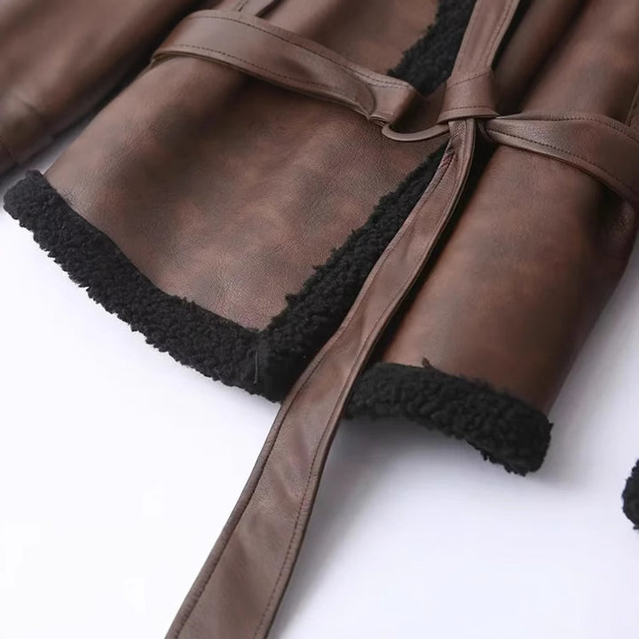 Damen nan taillierte Lammfellimitat‑Fliegerjacke mit Bindegürtel, Teddykragen und verstellbaren Manschetten Drune