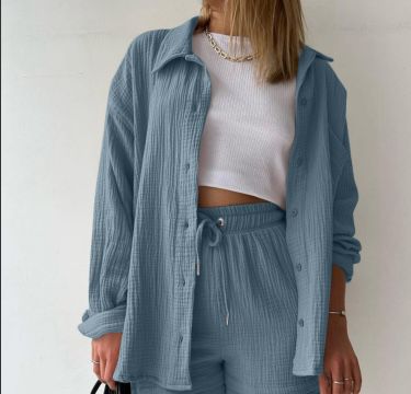 Damen lässiges Sommeroutfit bestehend aus Kurzarmbluse und bequemen Shorts Drune