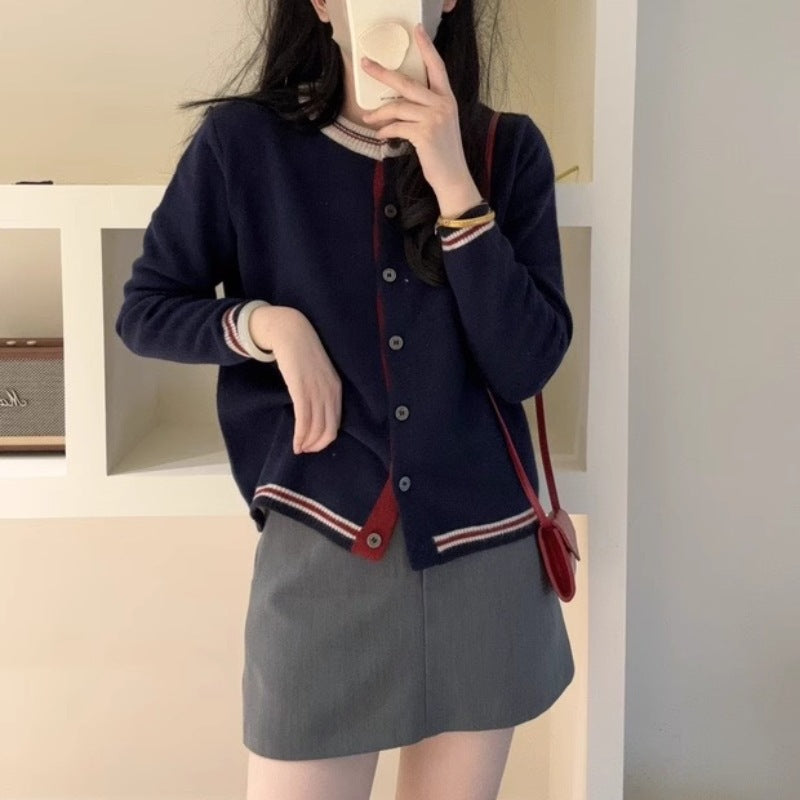 Damen Strickjacke mit kontrastierenden Bündchen und Knopfdetails Drune