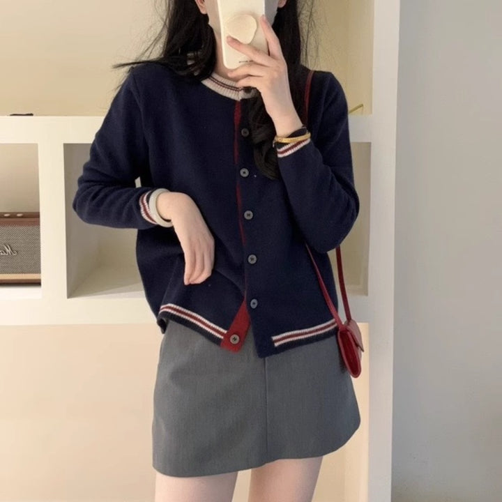 Damen Strickjacke mit kontrastierenden Bündchen und Knopfdetails Drune