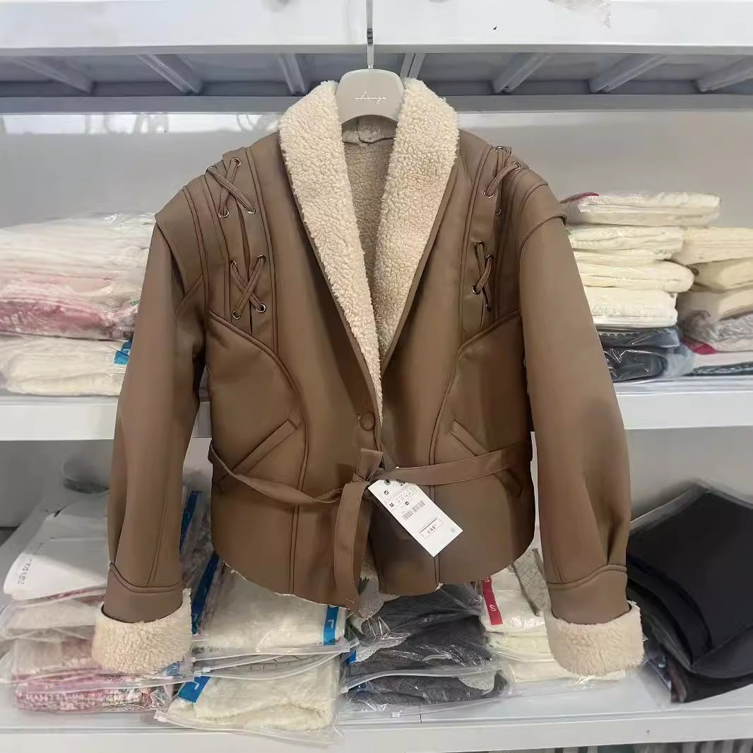 Damen nan taillierte Kunstlederjacke mit Sherpa-Futter, Wickelgürtel und seitlichen Schnürdetails Drune