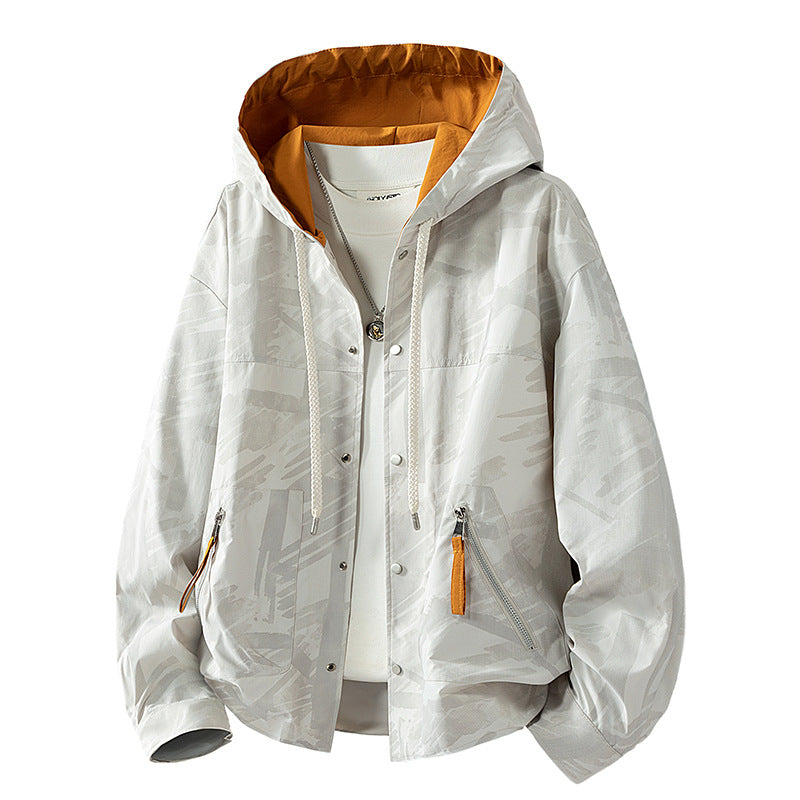 Herren leichter Kapuzenblouson mit unaufdringlichem Print, Druckknopfblende und schrägen Reißverschlusstaschen Drune