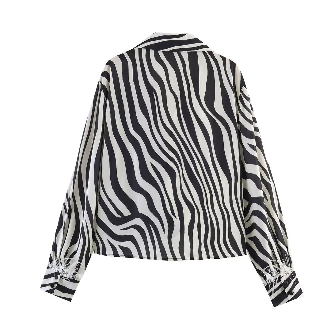Damen Oversize-Satinbluse mit Hemdkragen, asymmetrischem Wickeleffekt und Federsaum Drune