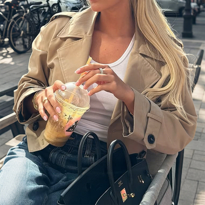 Damen nan kurzer Satin-Trench mit doppelreihiger Knopfleiste, aufgesetzten Pattentaschen und geknöpften Ärmelmanschetten Drune