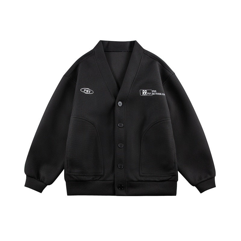 Unisex Boxy-Strickjacke im Waffelstrick mit V-Kragen, durchgehender Knopfleiste und aufgesetzten Rundtaschen Drune