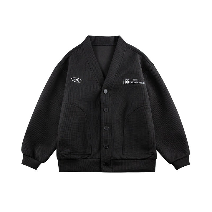 Unisex Boxy-Strickjacke im Waffelstrick mit V-Kragen, durchgehender Knopfleiste und aufgesetzten Rundtaschen Drune