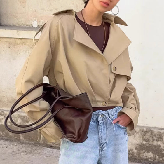 Damen modische Kurzjacke im minimalistischen Design mit lässigem Schnitt und praktischen Details Drune