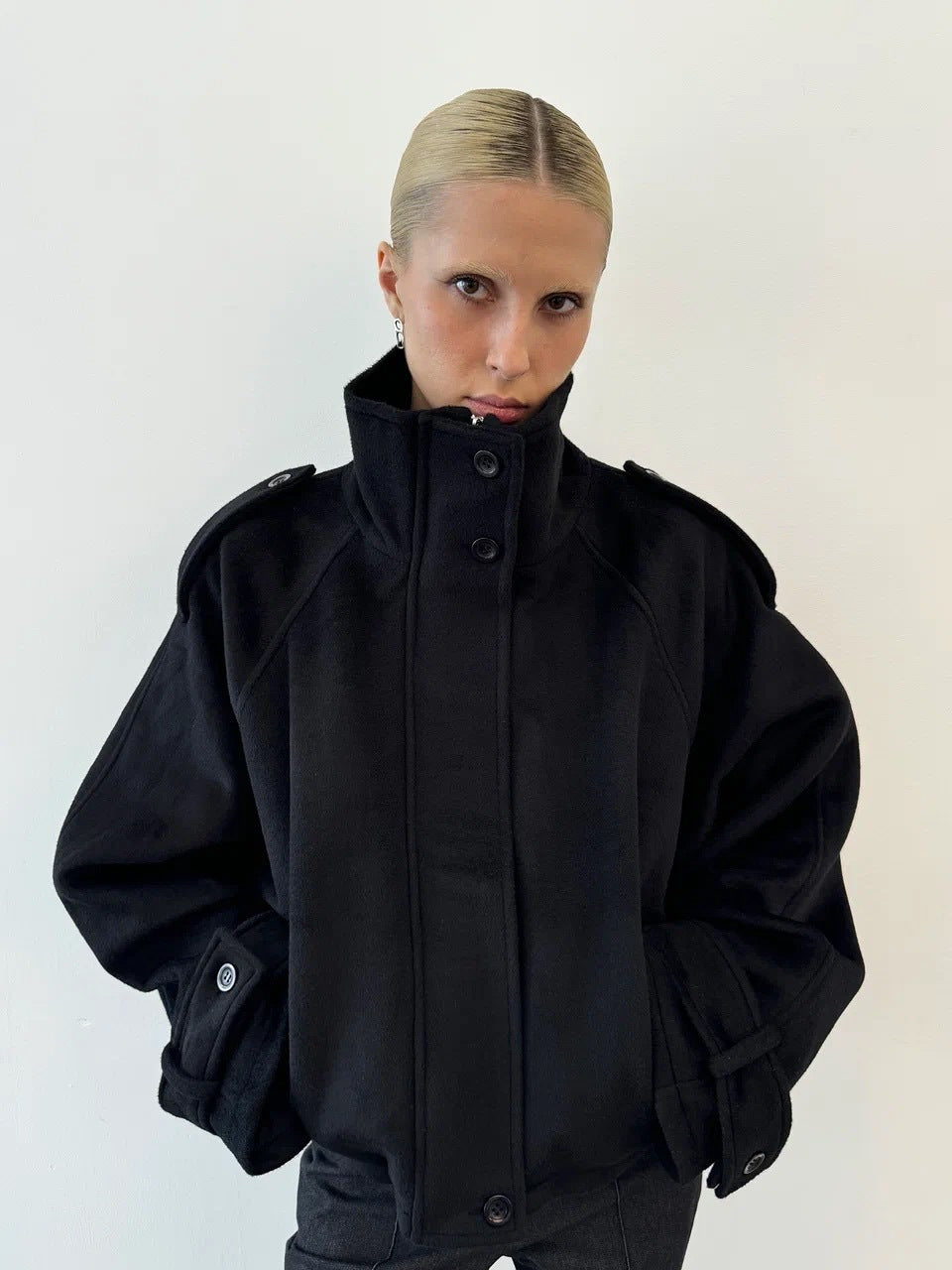 Damen Kurze Oversize Wolljacke mit Stehkragen und Schulterklappen Drune