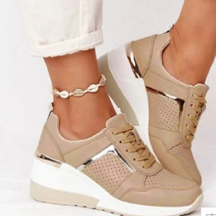 Damen Keil-Sneaker mit perforiertem Obermaterial, gepolstertem Komfortkragen und reflektierenden Metalldetails Drune