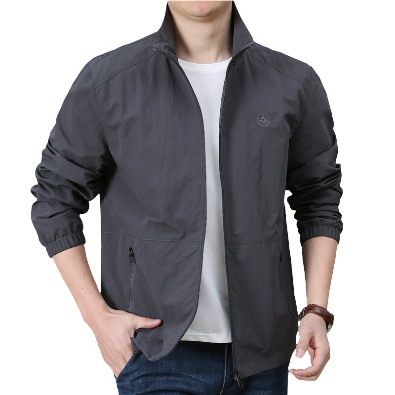 Herren Leichte urbane Windjacke mit Stehkragen, elastischen Bündchen und seitlichen Reißverschlusstaschen Drune