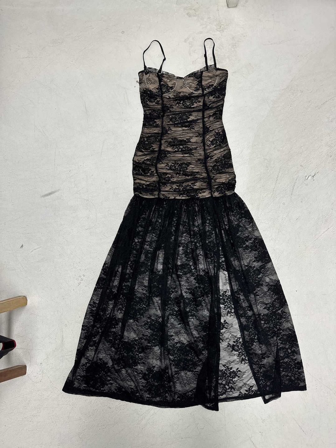 Damen Spitzenkleid mit raffinierten Rüschendetails Drune