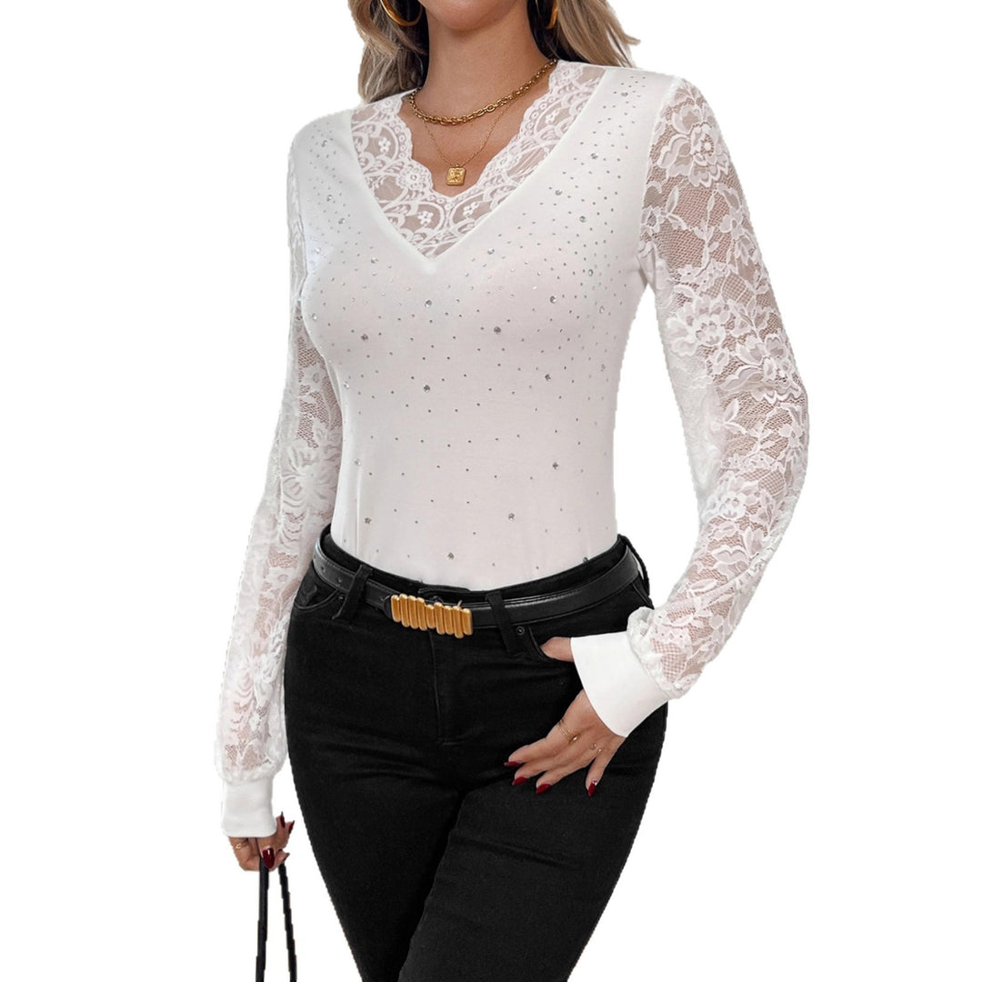 Damen nan figurbetontes Spitzenshirt mit V-Ausschnitt, transparenten Spitzenärmeln und Strassbesatz Drune