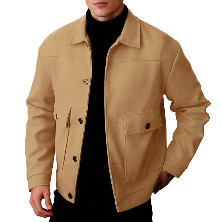 Herren nan kurze Woll-Feldjacke mit Hemdkragen aufgesetzten Pattentaschen und klarer Silhouette Drune