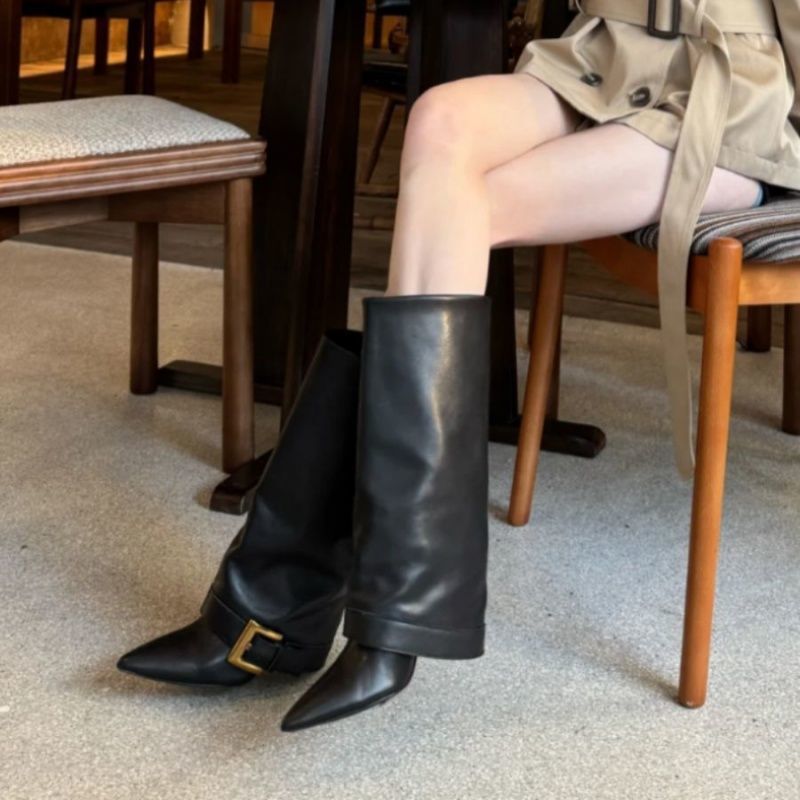 Damen Kniestiefel mit spitzer Zehenpartie, schlankem Schaft und dekorativer Schnallenapplikation Drune