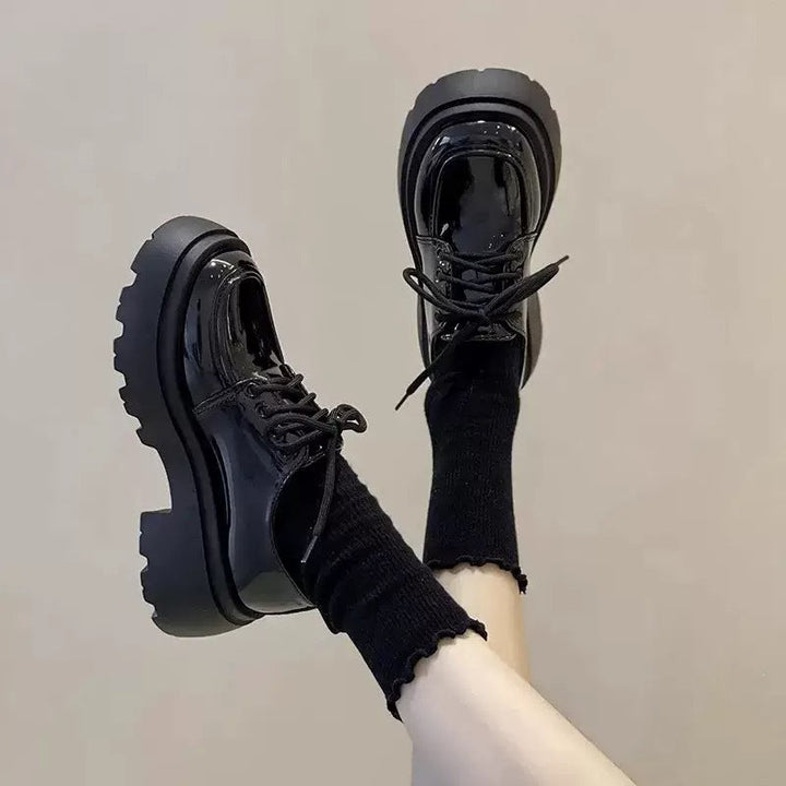 Damen Plateau-Sneaker mit eleganter Lackleder-Optik und kuscheligem Strickkragen Drune