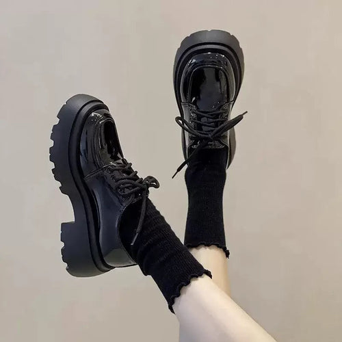 Damen Plateau-Sneaker mit eleganter Lackleder-Optik und kuscheligem Strickkragen Drune