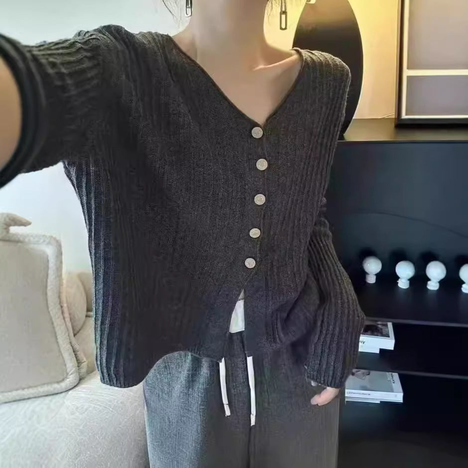 Damen Strickjacke mit dekorativen Knöpfen und tiefem V-Ausschnitt Drune