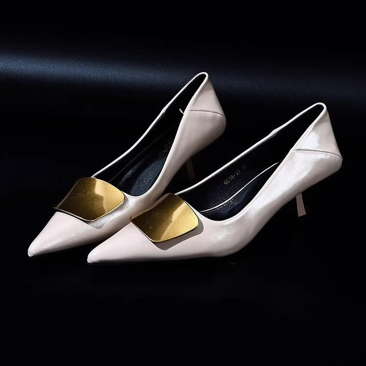 Damen Spitz zulaufende Lack‑Pumps mit niedrigem Kitten‑Absatz und dekorativer Metallapplikation Drune