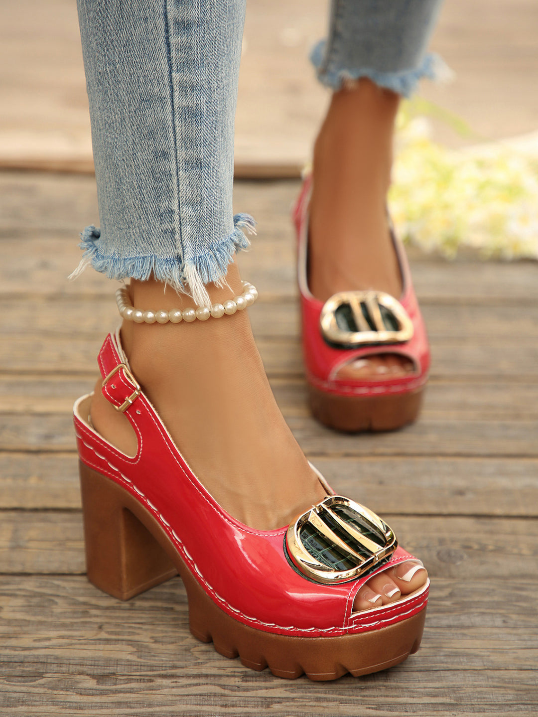 Damen Plateau-Slingback-Sandaletten mit glossy Lackfinish, goldener Zierplatte und profiliertem Lug-Sohlensystem Drune