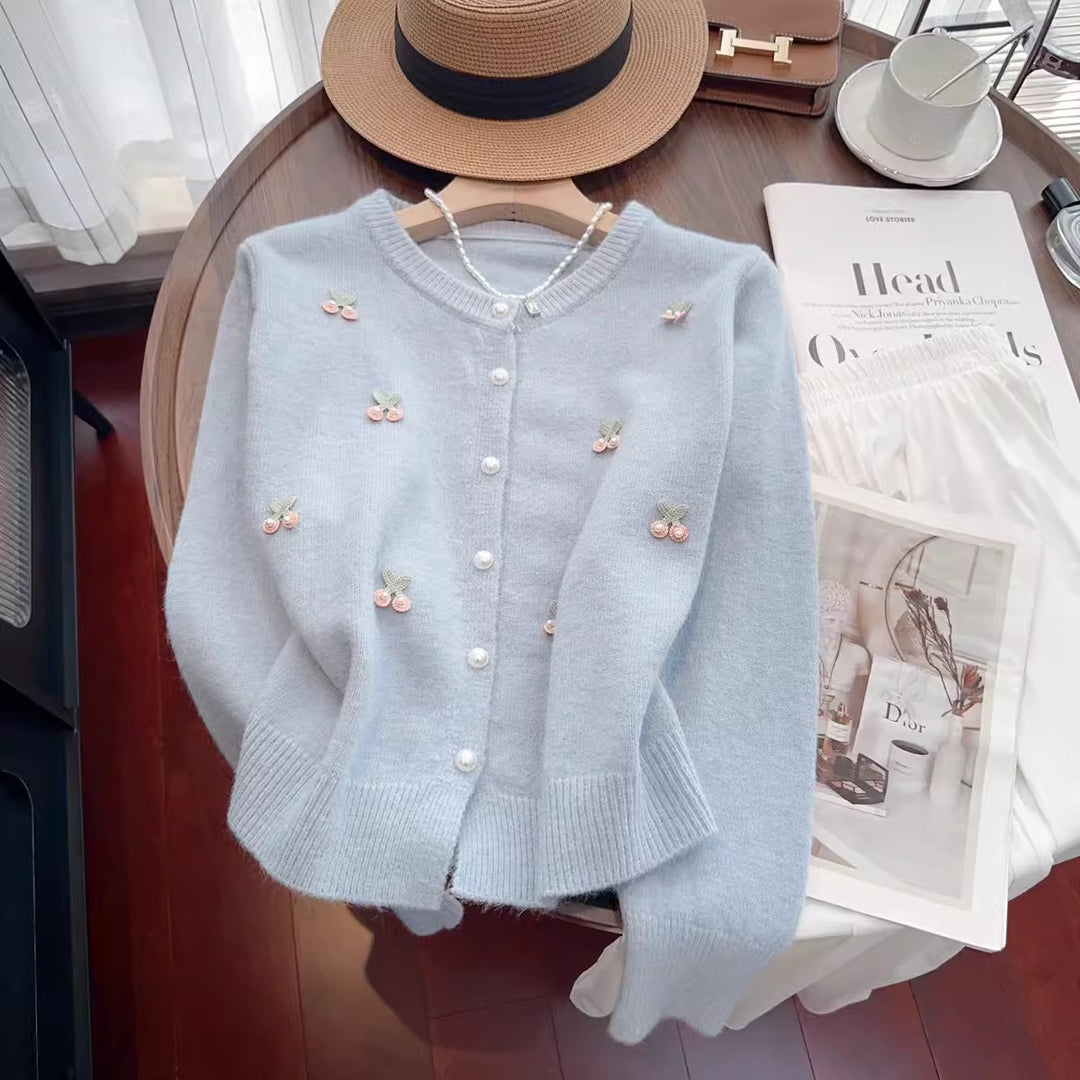 Damen Strickjacke mit floralen Stickereien und Perlenknöpfen Drune