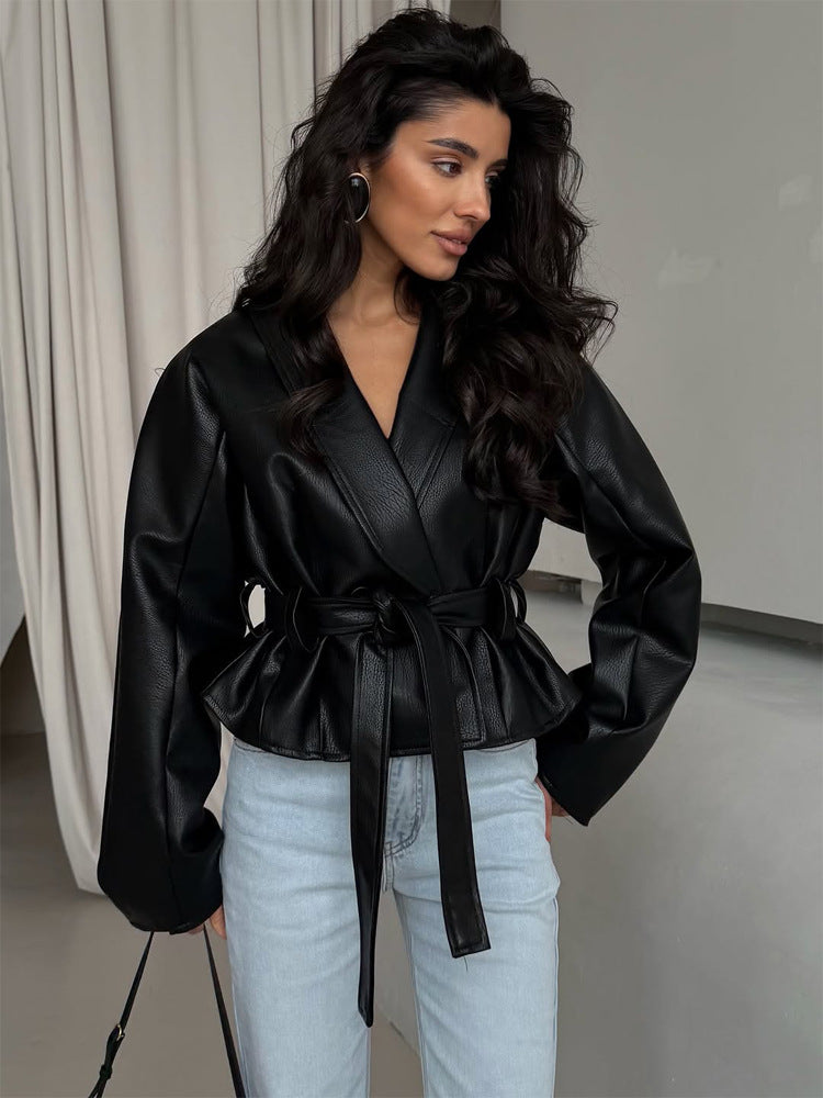 Damen Taillierte Kunstleder-Jacke mit Schößchen, Bindegürtel & Schalkragen Drune