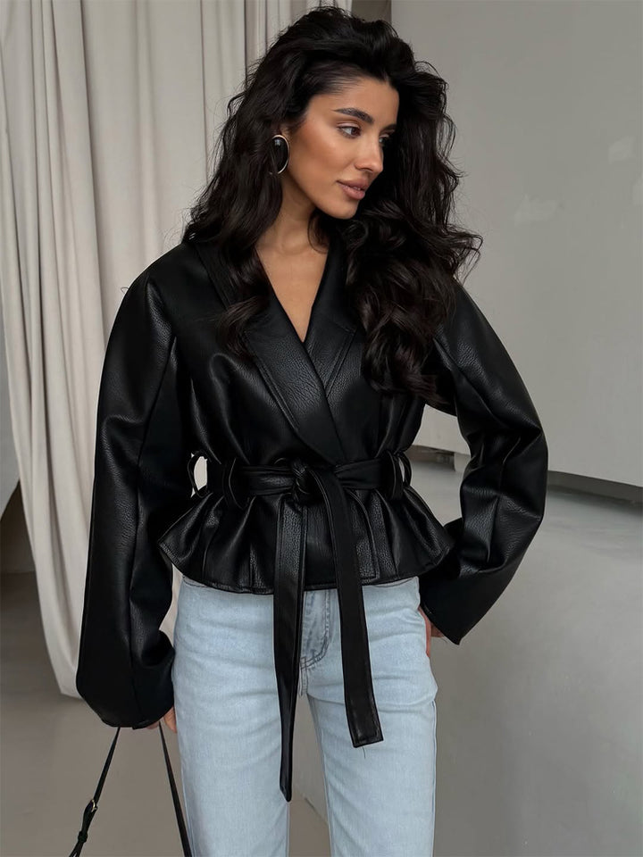 Damen Taillierte Kunstleder-Jacke mit Schößchen, Bindegürtel & Schalkragen Drune