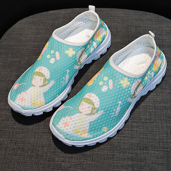 Damen Verspielte Slip-On Sneakers mit medizinischem Cartoon-Print, atmungsaktivem Mesh und gepolsterter Memory-Sohle Drune