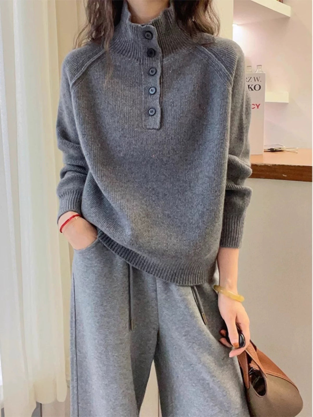Damen Grobstrickpullover mit hochstehenden Kragen und dekorativen Knöpfen Drune