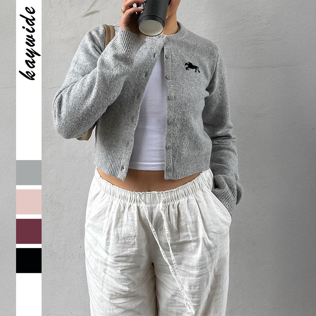 Damen nan kurzes Feinstrick-Cardigan mit Rundhalsausschnitt, durchgehender Knopfleiste und gesticktem Pferde-Logo Drune