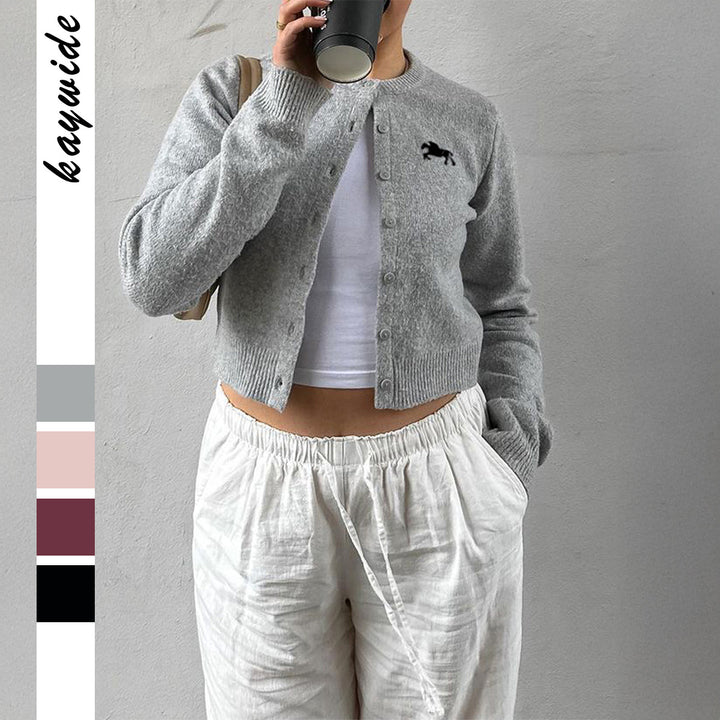 Damen nan kurzes Feinstrick-Cardigan mit Rundhalsausschnitt, durchgehender Knopfleiste und gesticktem Pferde-Logo Drune