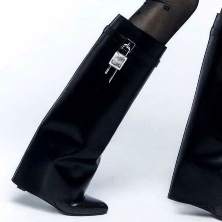 Damen kniehohe Lederstiefel mit geradem Schaft, flacher Sohle und Zierschloss Drune